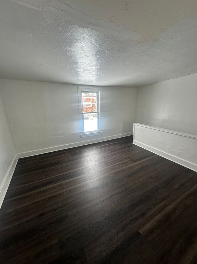 Building Photo - 927 W Poplar St