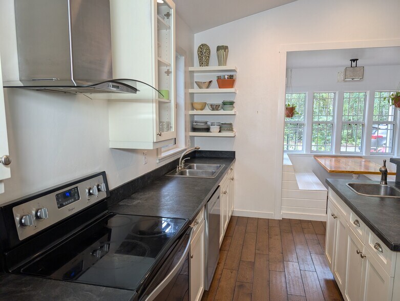Kitchen - 910 NW 29th Pl