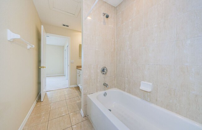 Building Photo - Beautiful 4 bedroom 3 bath townhome