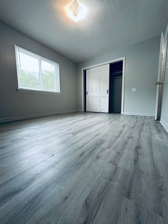 Building Photo - 3340 Pinewood Ave