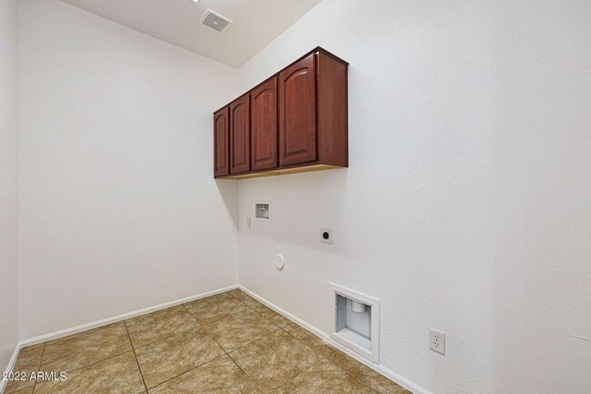 Building Photo - Gorgeous 5 Bedroom home with 3 Bathrooms and 3 car garage in Tolleson