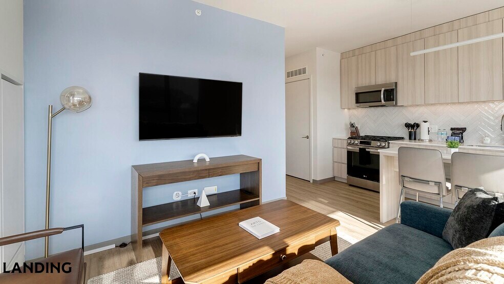 Building Photo - 513 S Damen Ave