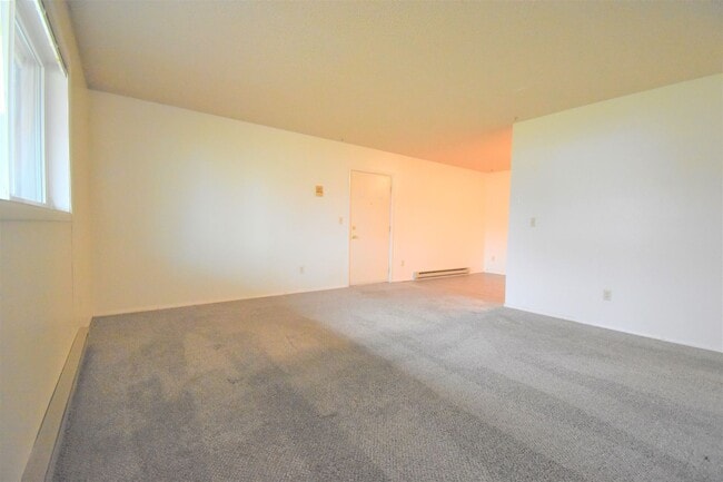 Building Photo - Great 2 bedroom one bath apartment. Close to MSU.