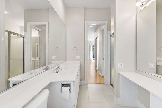 Building Photo - ** ISLAND WALK ** 3 BED + DEN / 2.5 BATH -...