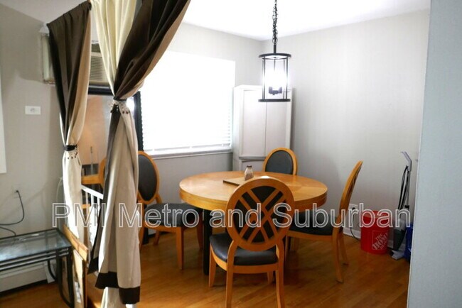 Building Photo - 828 N Austin Blvd