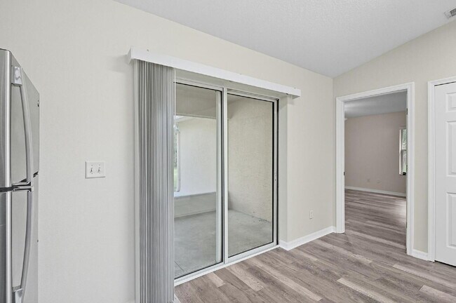 Building Photo - Popular Palm Harbor location