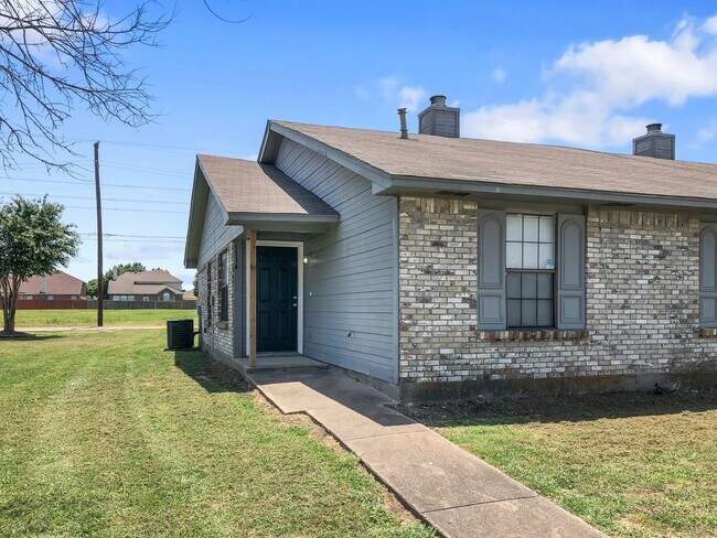 Building Photo - 1112 Valley View Dr