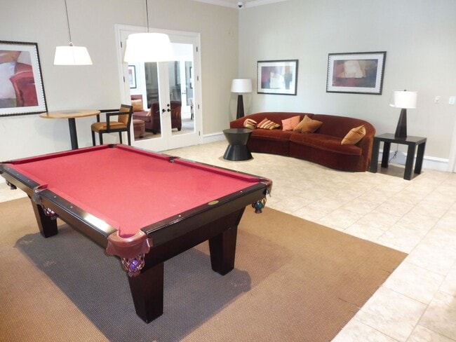 Building Photo - Private Ground Floor Condo in the Heart of Germantown