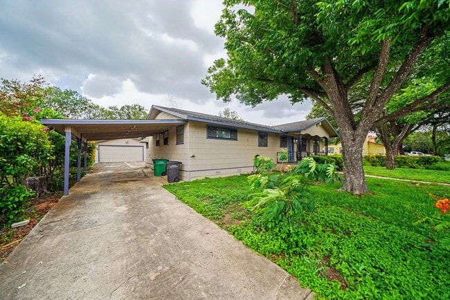 Building Photo - Classic Northeast San Antonio Gem with Two Living Areas - Realtor Commission: $500
