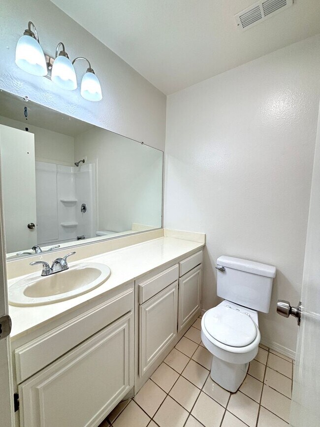 Building Photo - Lovely 4-bedrom 2.5-bath Condo In Panorama...