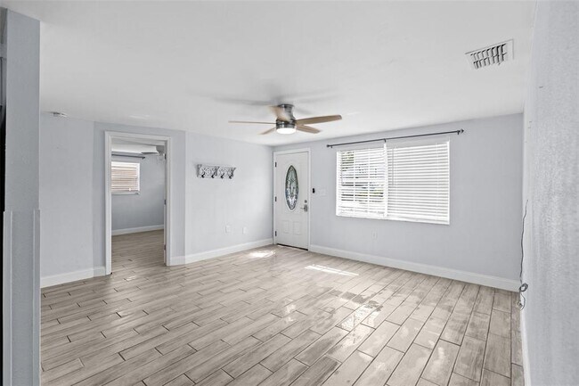 Building Photo - 13916 Sommers Ave