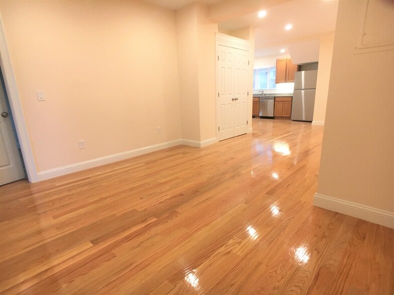 Building Photo - 67 Temple St