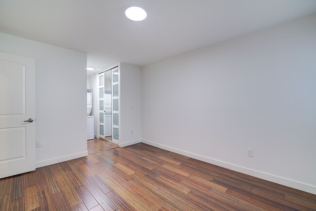 Building Photo - 2bd/1ba Kirkland Condo