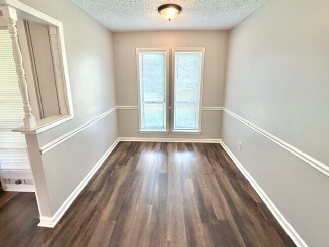 Building Photo - SantaValleySt2990