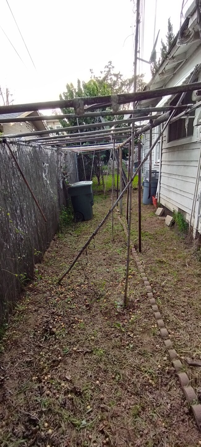 Building Photo - 216 S Almansor St