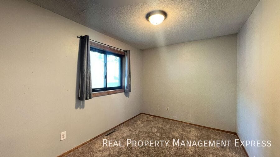 Building Photo - Spacious 5-Bedroom Home with Modern Updates in Sioux Falls