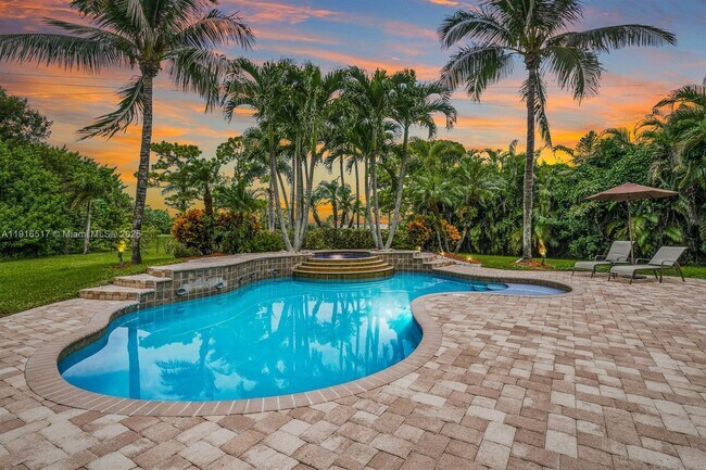 Building Photo - 352 King Fisher Dr