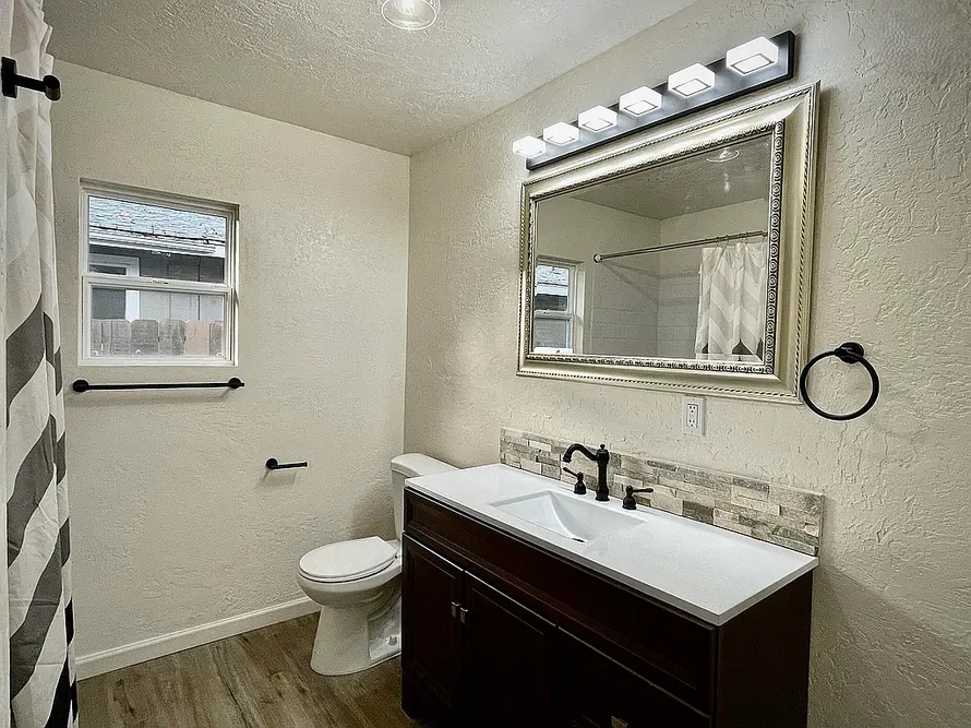 Building Photo - 325 SE M St