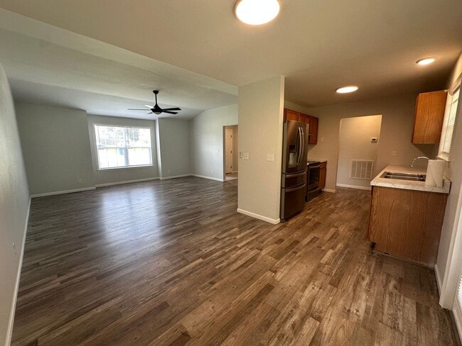Building Photo - 3 Bed/2 Bath House!