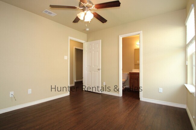 Building Photo - Spacious Duplex
