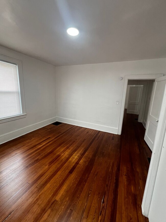 Building Photo - 3 bedroom, 1 bath house
