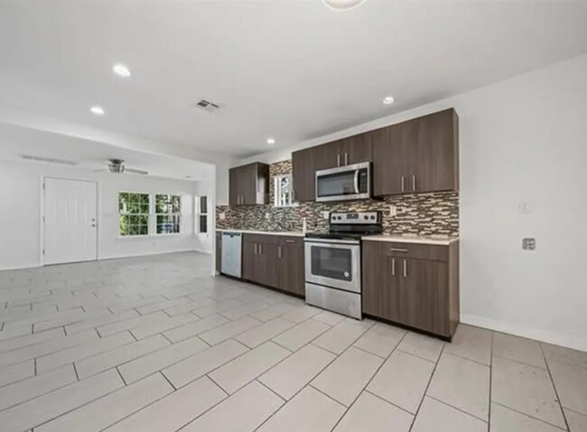 Building Photo - 3411 E 5th Pl