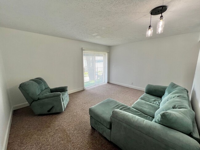 Livingroom - 212 Riverside Dr