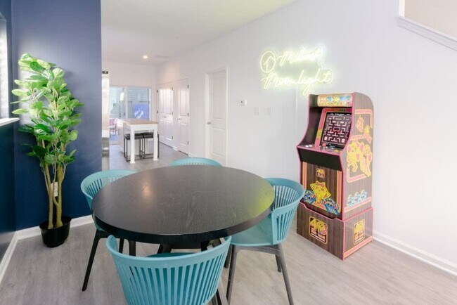 Building Photo - 3 Bedroom 2.5 Bath Home