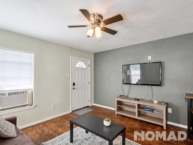 Building Photo - 1 bedroom renovated duplex