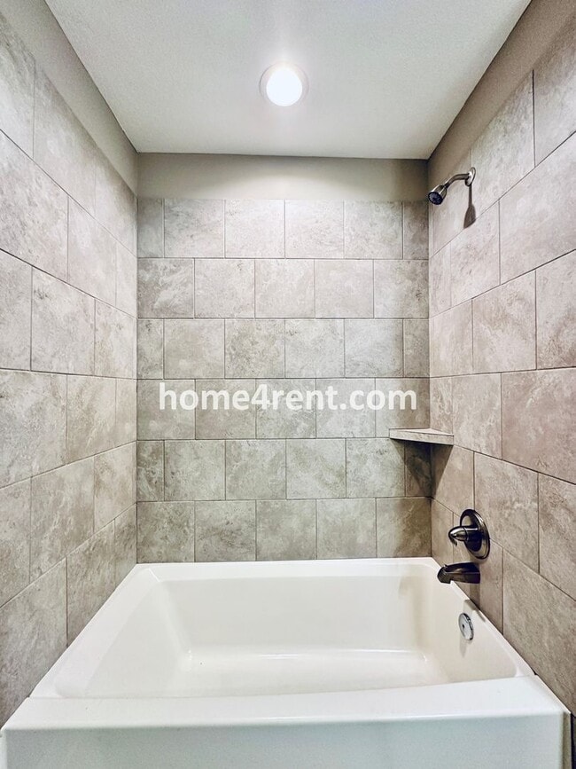 Building Photo - Stunning, Maintenance Free Townhome in Desoto w/ an Elegant Kitchen and Wood Floors Throughout!