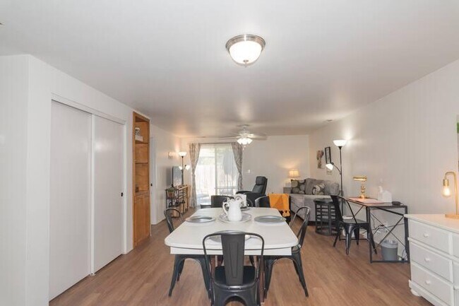 Building Photo - 565 Primrose Dr