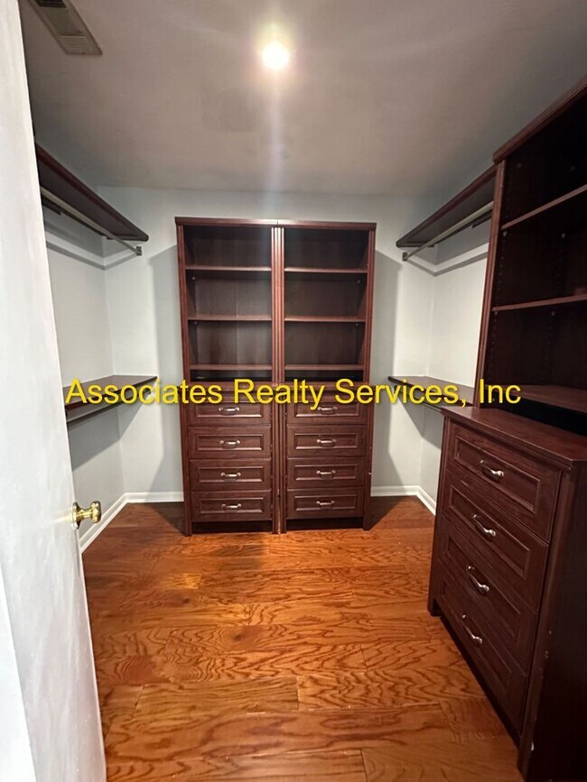 Building Photo - Beautiful Large Home with Screened Pool in Buckingham West!