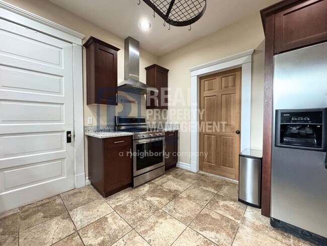 Building Photo - Charming Historic 3 Bedroom!