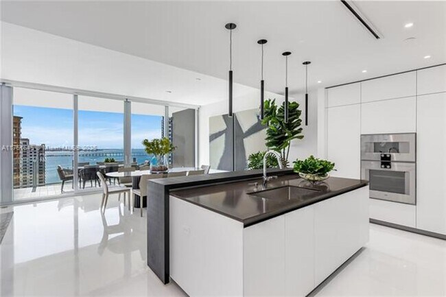 Building Photo - 300 Biscayne Blvd Way