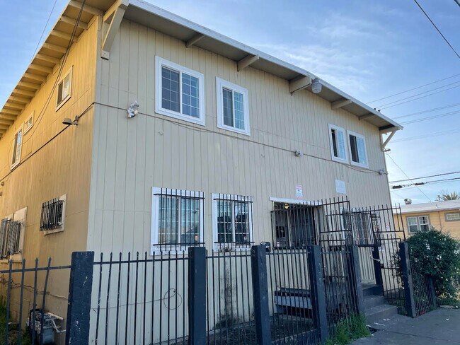 Building Photo - 402 Bissell Ave