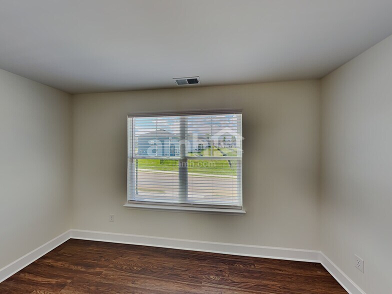 Building Photo - 4521 Tarpon Dr