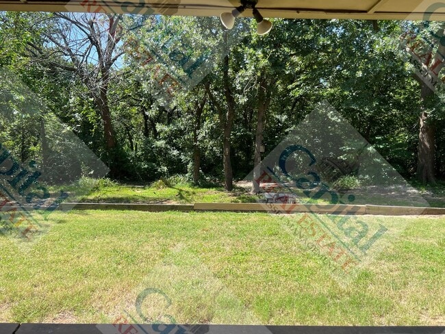 Building Photo - Spacious 4 Bedroom