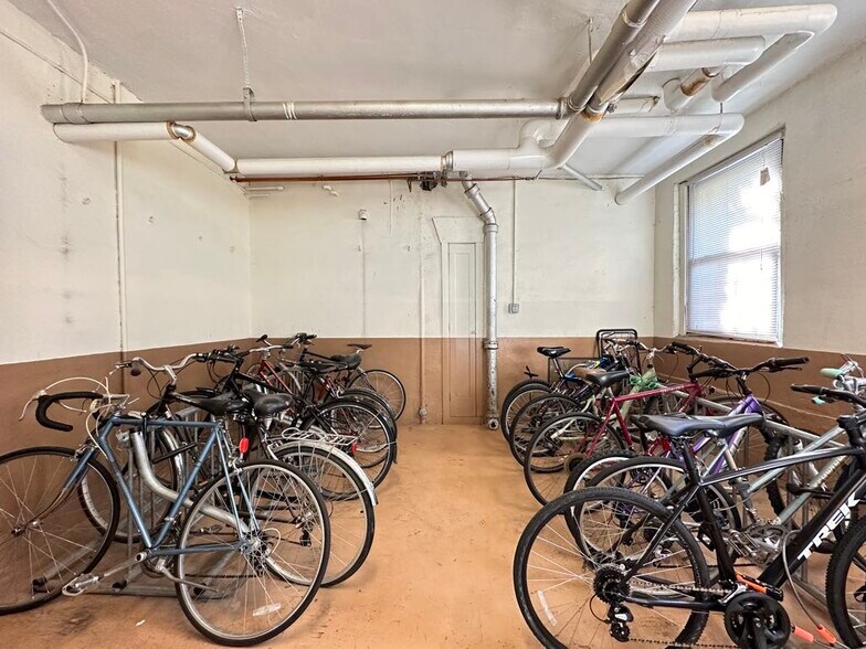 Building Photo - 4646 N Paulina St
