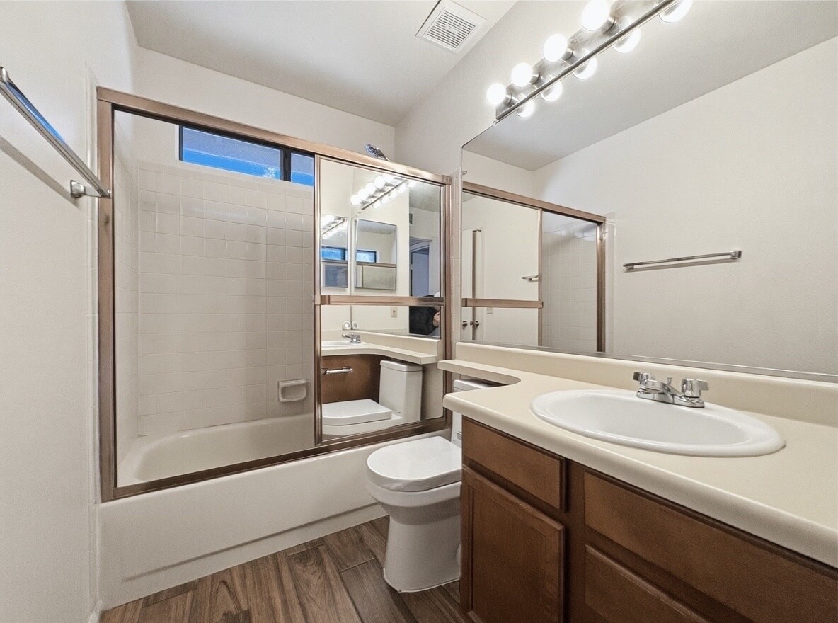 Building Photo - 921 W University Dr