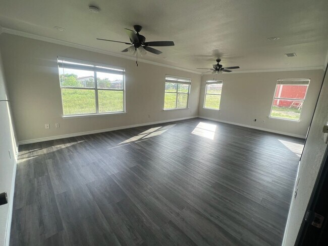 Building Photo - 4 bedroom 2 bathroom house! Housing accepted! MOVE-IN SPECIAL!