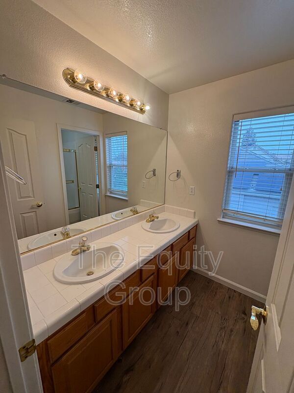 Building Photo - 2650 S Peppertree St