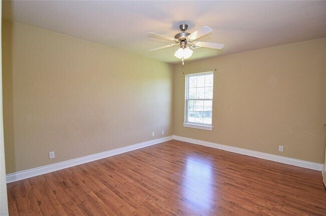 Building Photo - 6113 W Pleasant Dr