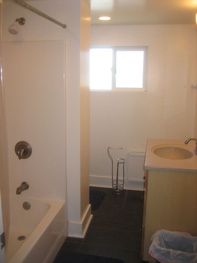 Building Photo - 8830