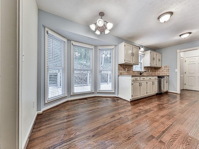 Building Photo - 63 Geraldine Dr SE