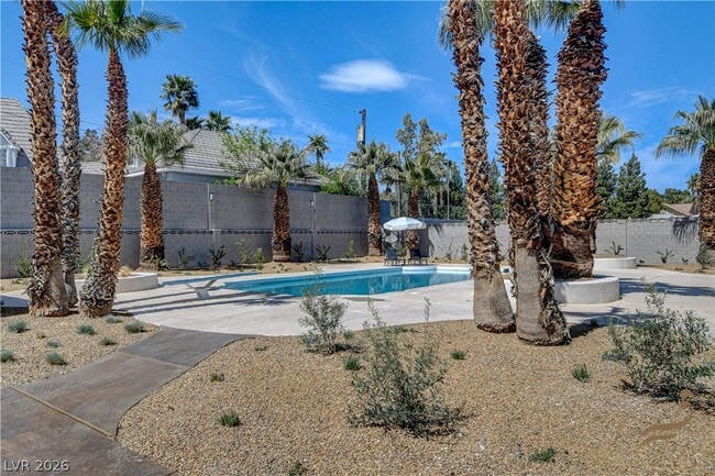 Building Photo - 2685 S Tenaya Way