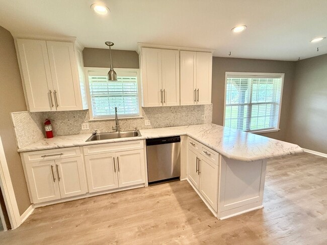 Building Photo - 4-bed/2-bath in South Tyler!