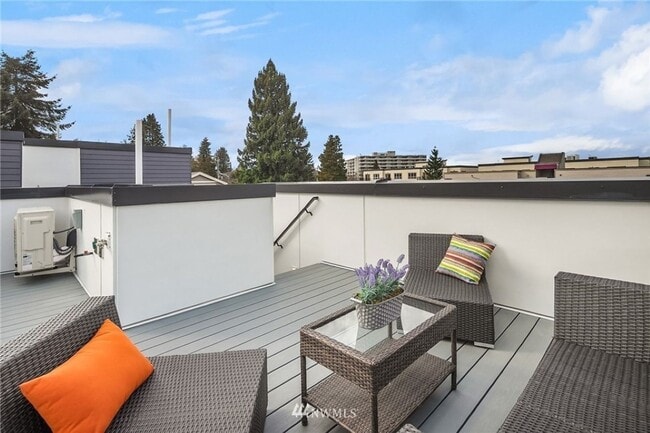 Building Photo - 2Bd/1.75Ba Seattle Townhouse