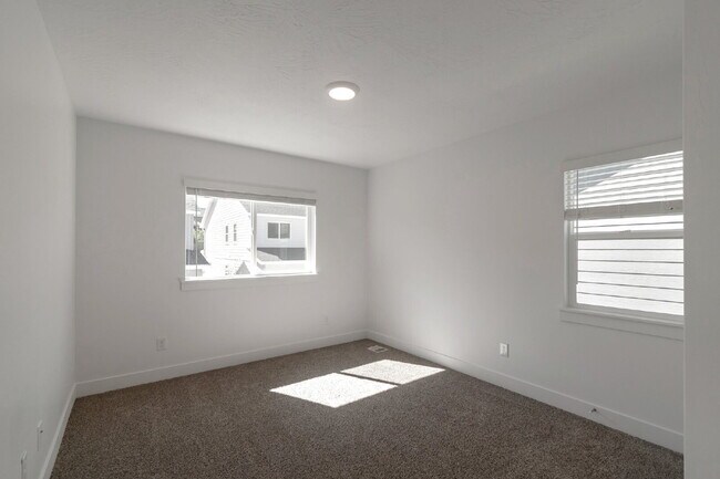 Building Photo - 2 Wks FREE | Modern 3-Bedroom, 2.5-Bathroom Townhome Near Highway 6 and I-15 - END UNIT