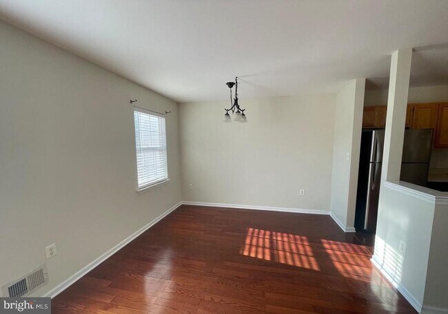 Building Photo - 127 Tulip Ln