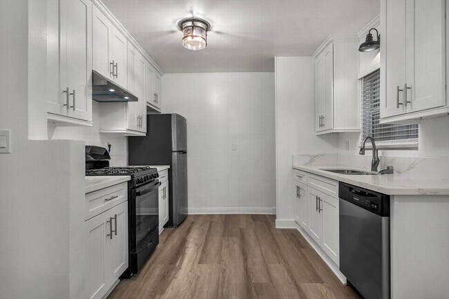 Building Photo - 2 bedroom - Incredible location!